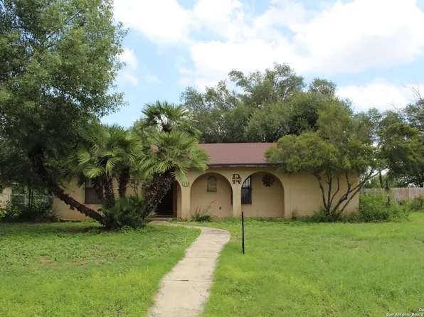 116 E Bluebonnet Dr, Uvalde, TX 78801