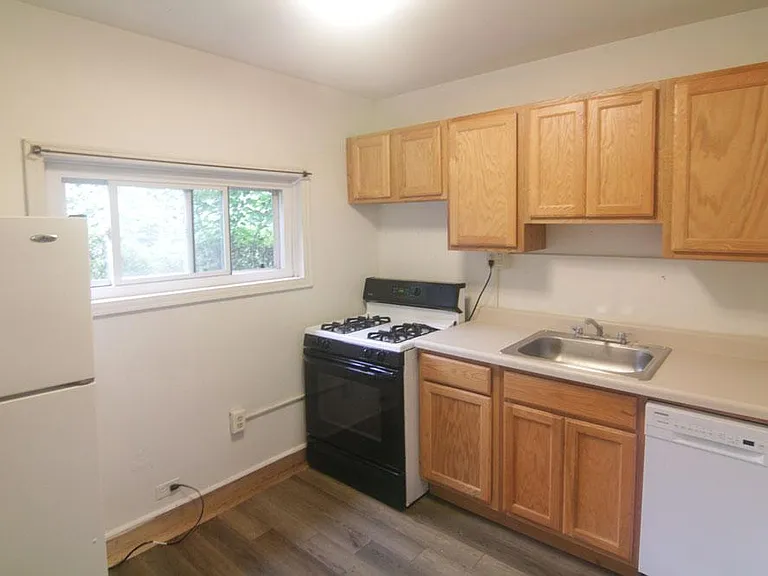 413 Lamar Ave — Photo 2