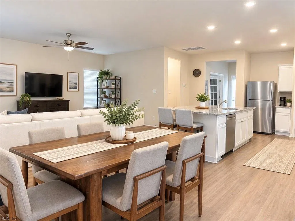 3 bed, 2.5 bath, 2292 sqft, $2,700 — Photo 2