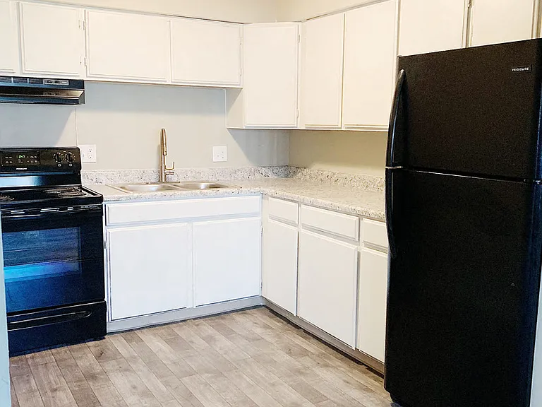 Oak Creek Apartments — Photo 9