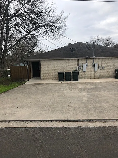3 bed, $1,400 — Photo 2