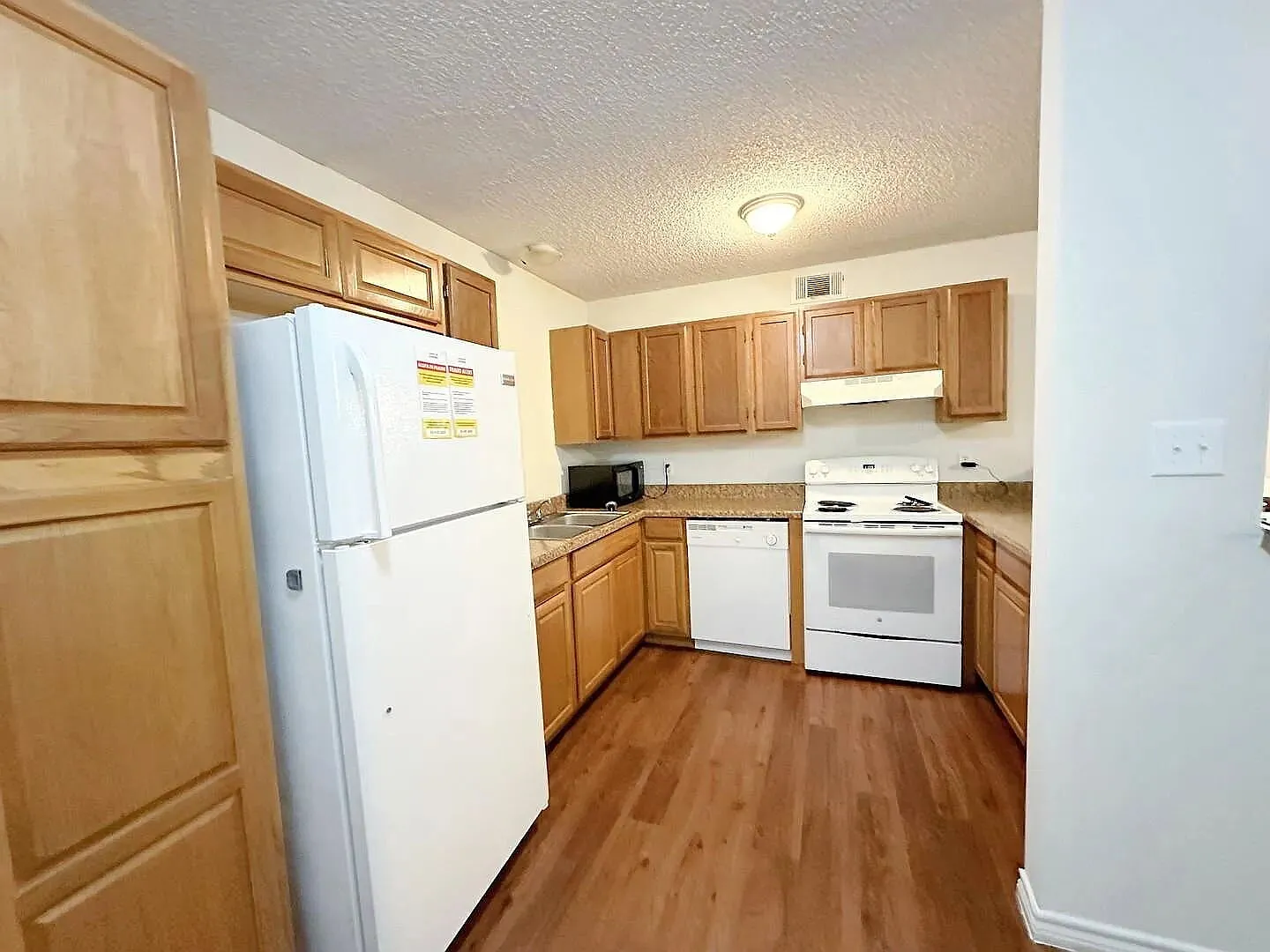 2 bed, 1.0 bath, 790 sqft, $825 — Photo 4