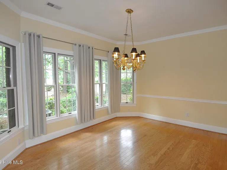 1113 Devonshire Dr — Photo 6