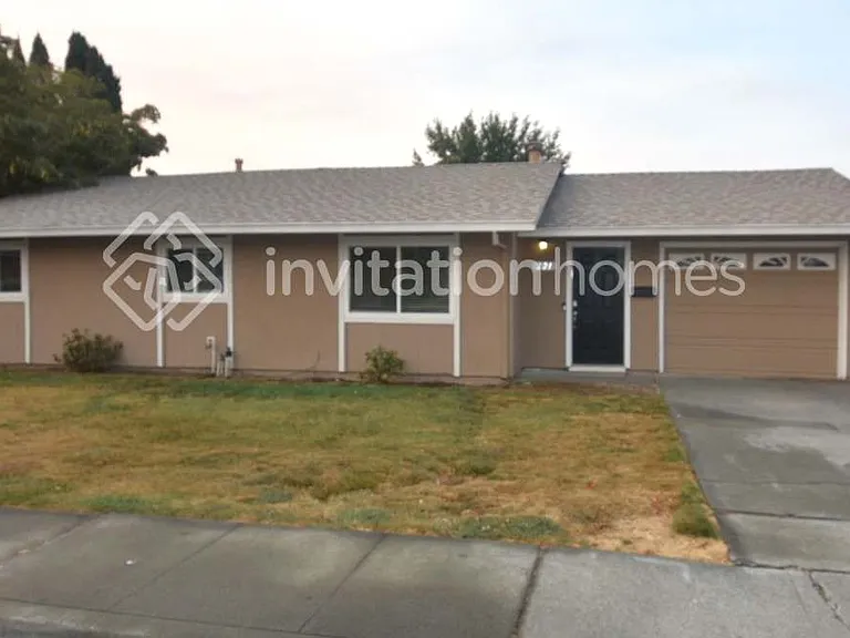 221 Elwood St — Photo 1