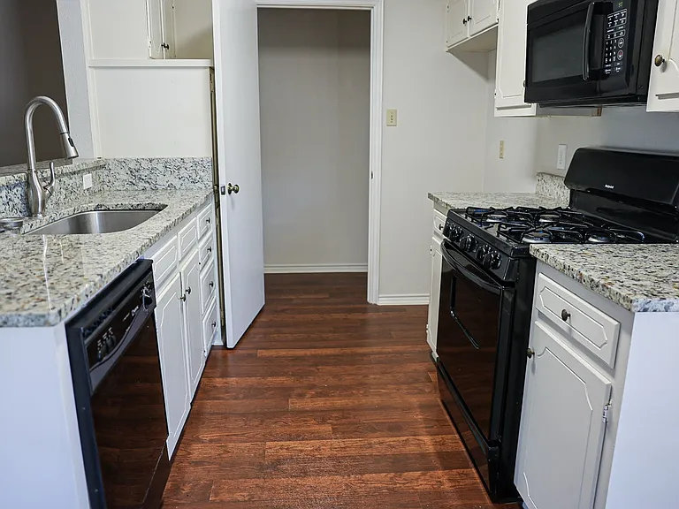 1302 Crescent St — Photo 29