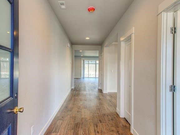 Pictures of a previously built home within the community and are for illustrational purposes only. Actual plans and specs may vary. Some features shown may be considered upgrades.