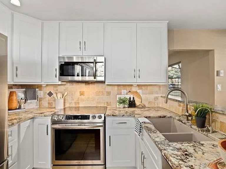 1050 Locust Pl — Photo 6