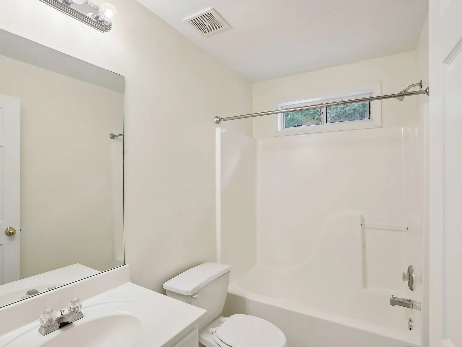 3 bed, 2.5 bath, 1983 sqft, $850 — Photo 4