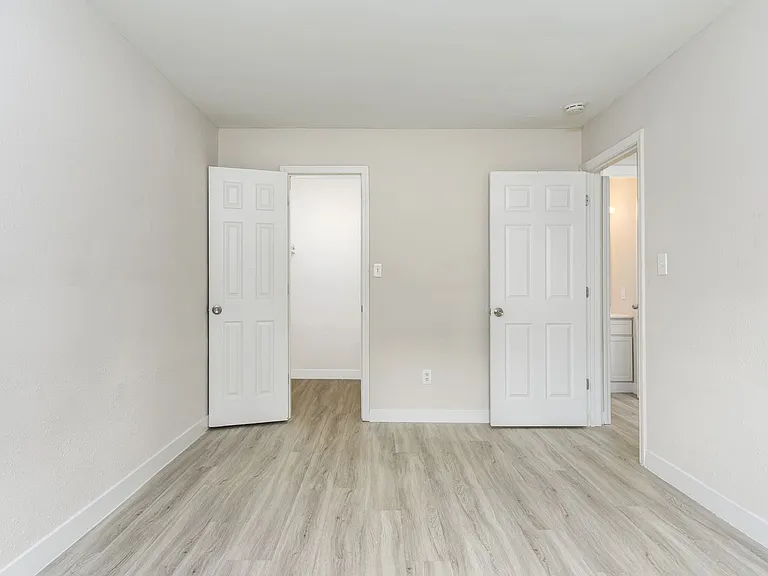 Oak Park Apartments — Photo 20