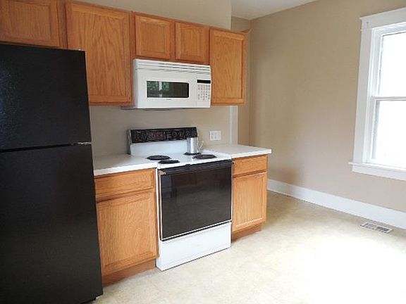 3rd image of 906 S 2nd St