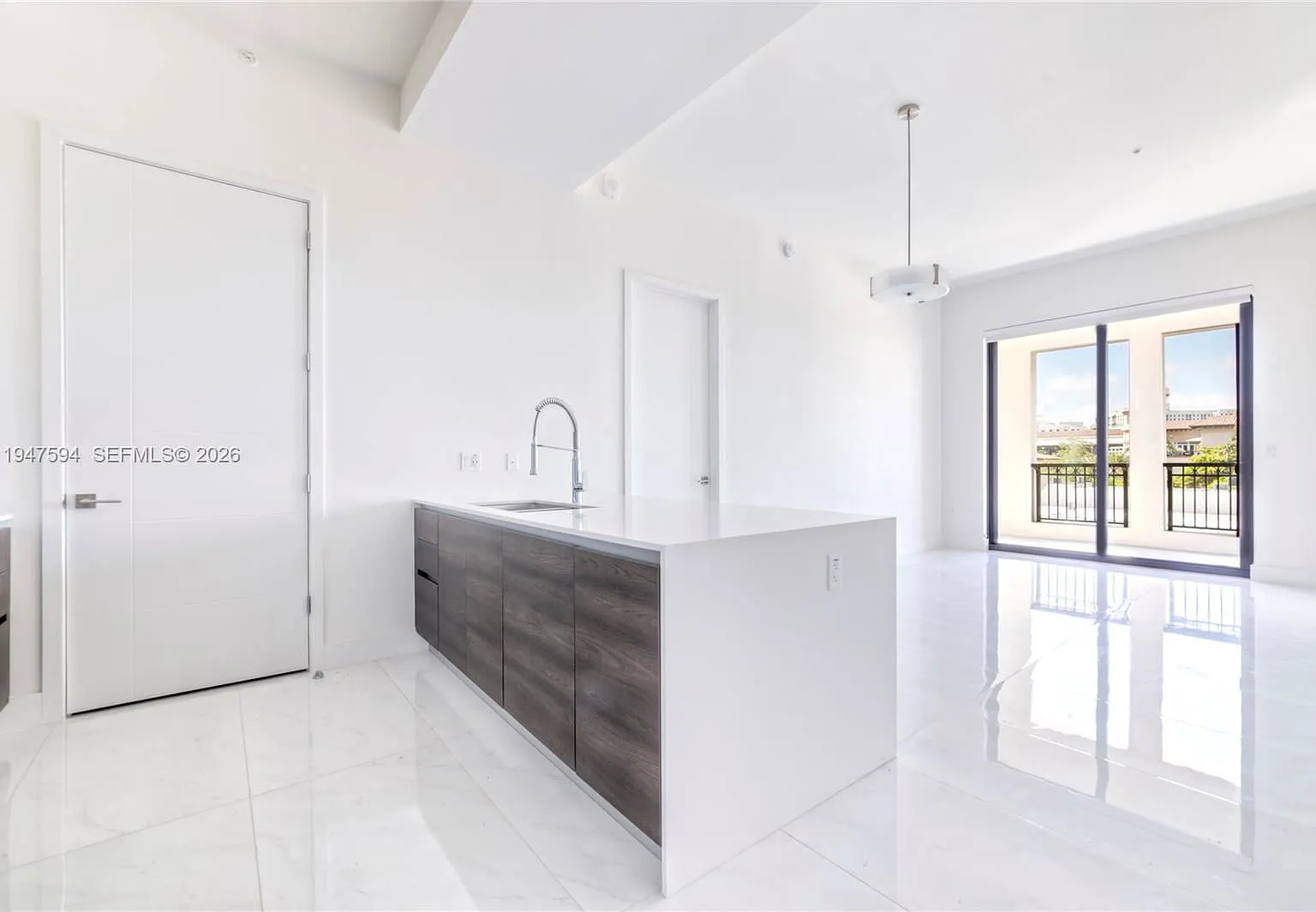 2 bed, 2.0 bath, 990 sqft, $4,200 — Photo 3