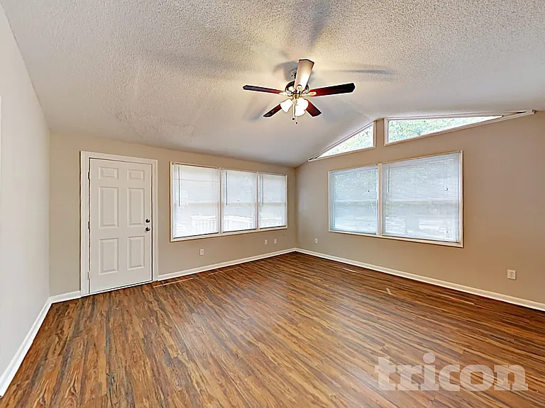 204 Winslow Way — Photo 5