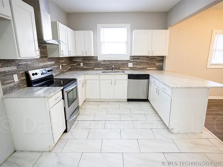 2604 E 7th St S — Photo 21