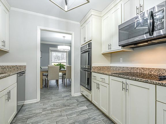5th image of 7064 Woodridge Ln