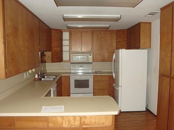 5th image of 3147 Dolbeer St