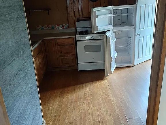 4th image of 418 N Center St