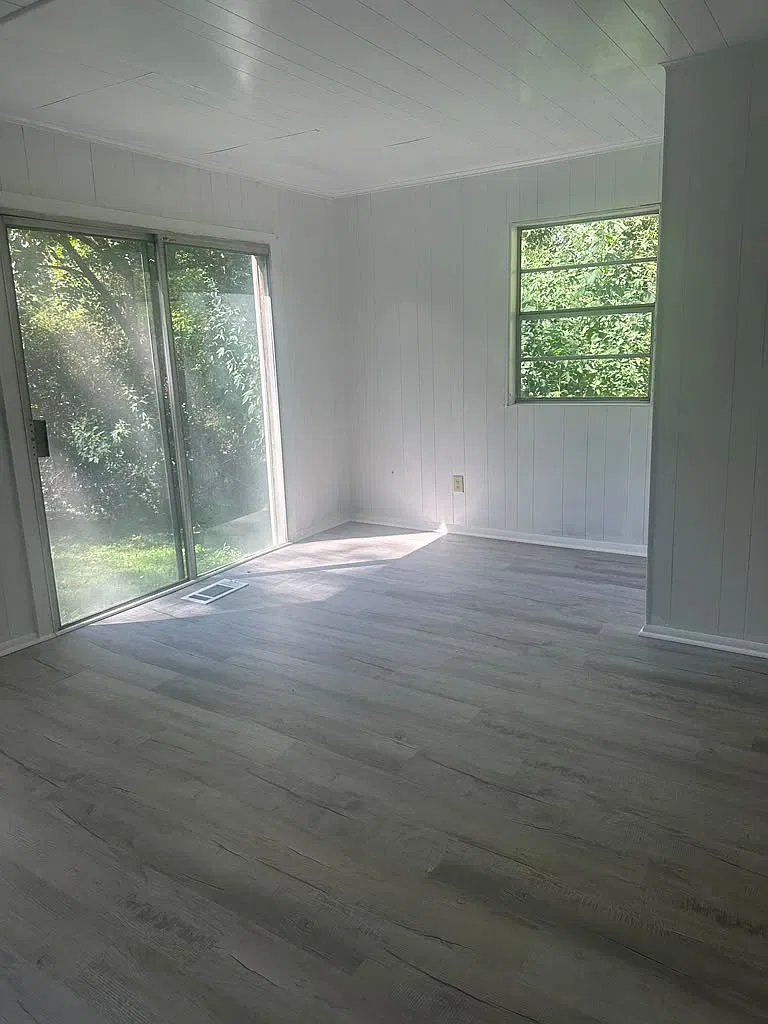 5 bed, 2054 sqft, $1,400 — Photo 2