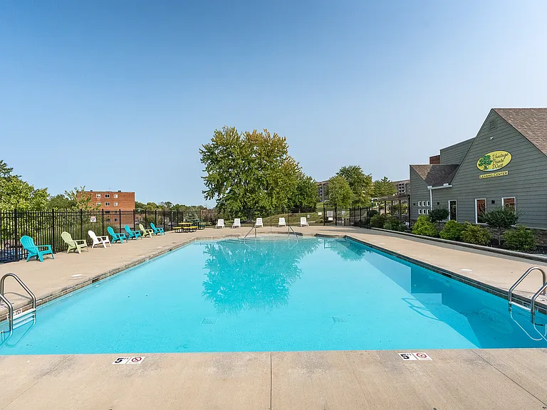 Vantage Pointe West Apartment Homes — Photo 14
