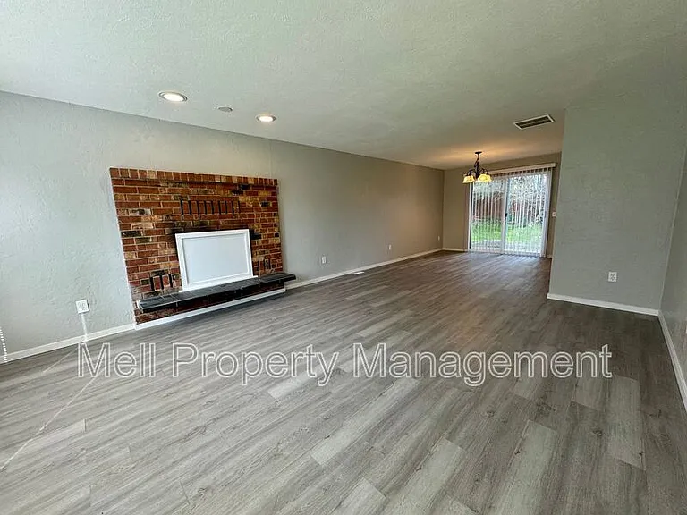 526 Holly Ln — Photo 2