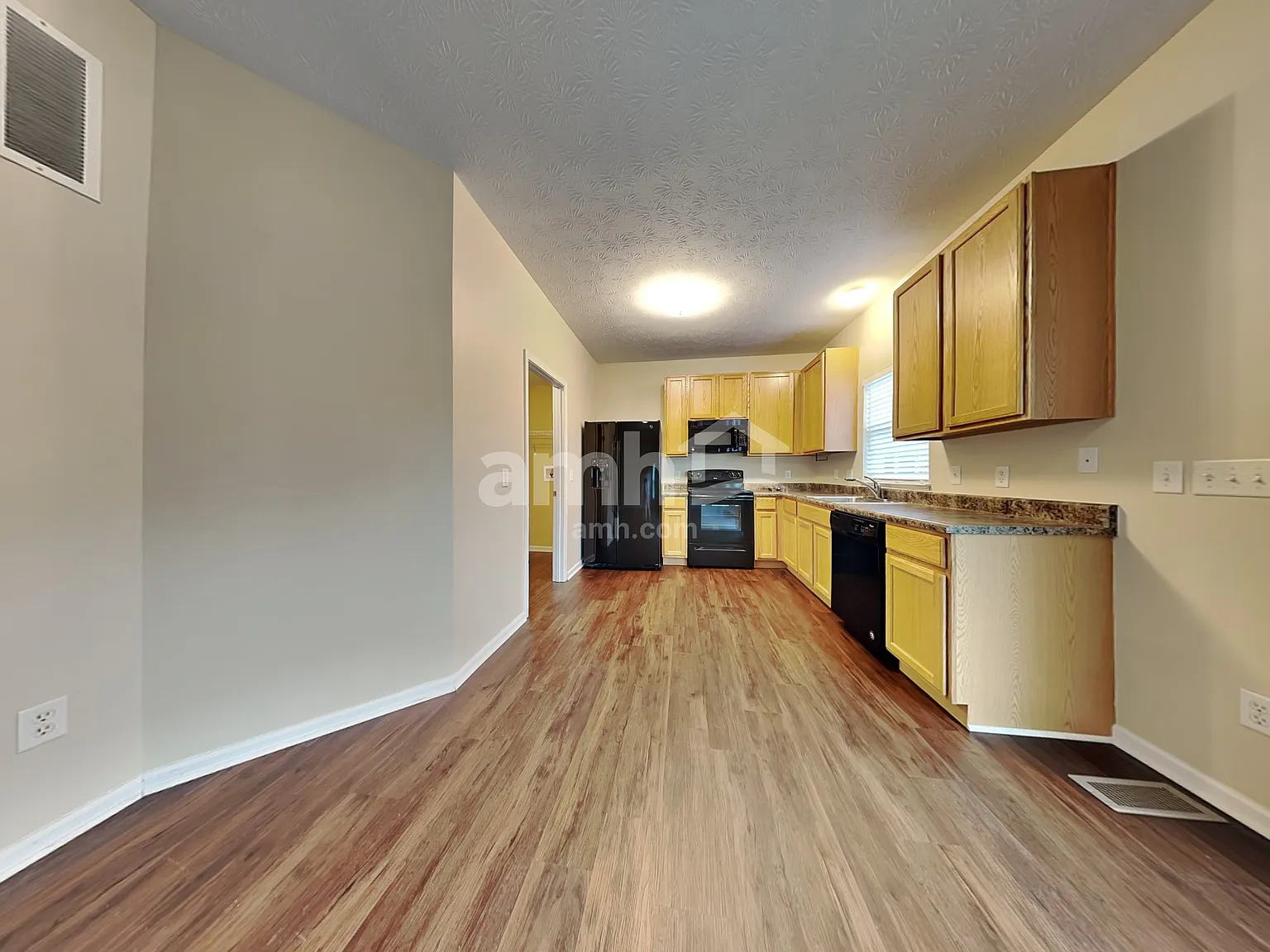 3 bed, 2.5 bath, 1992 sqft, $2,490 — Photo 4