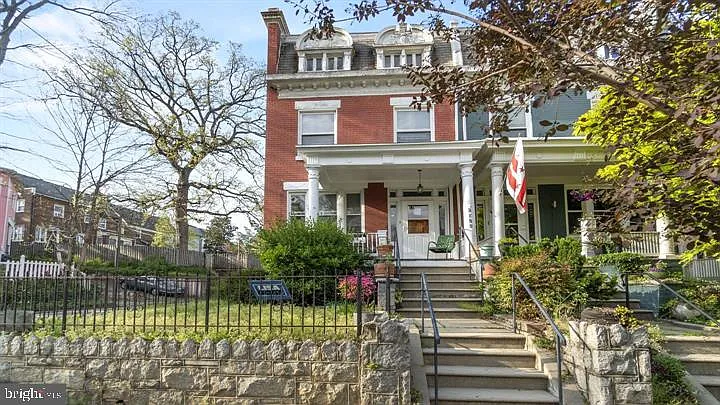 1527 Buchanan St NW photo 1