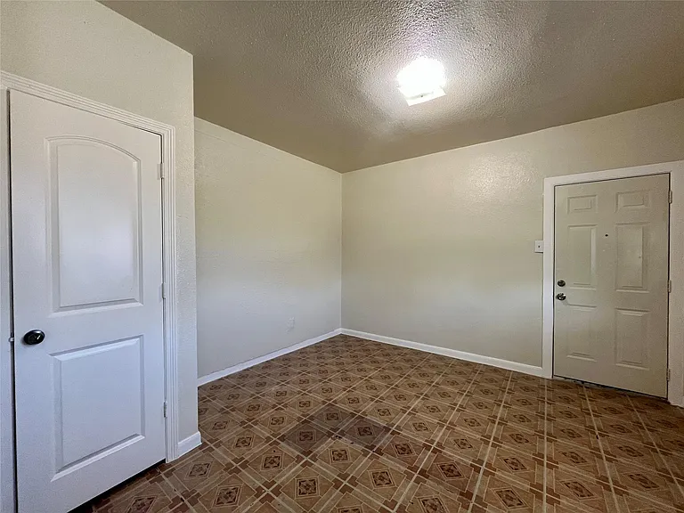 2705 Lorraine St #8 — Photo 5