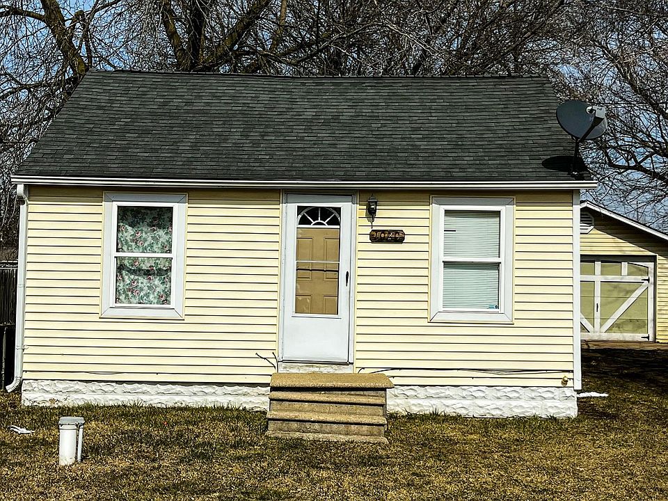1st image of 1020 W Schumacher Ave