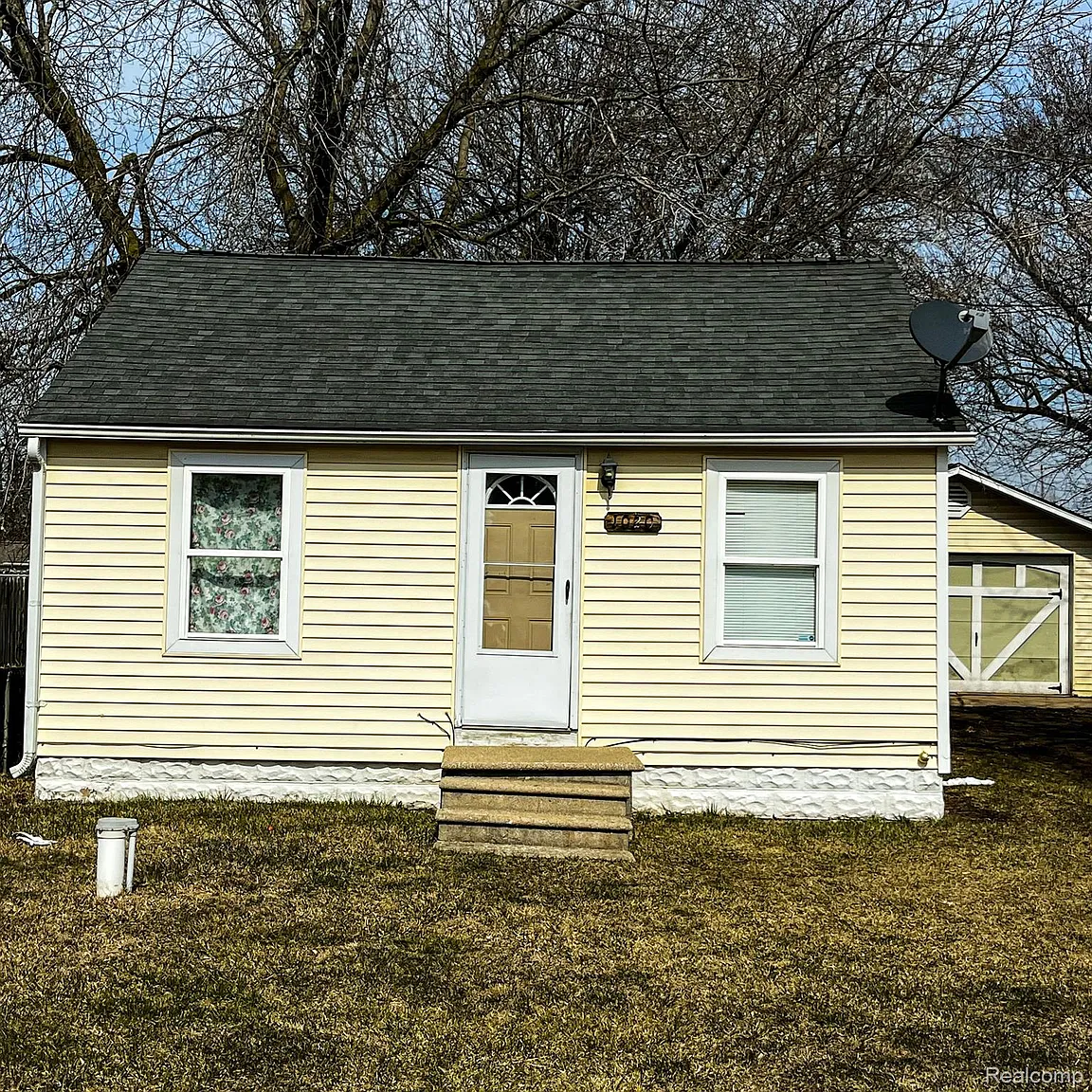 1020 W Schumacher Ave photo 1