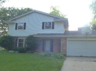 1516 Woodridge Rd, West Bend, WI 53095