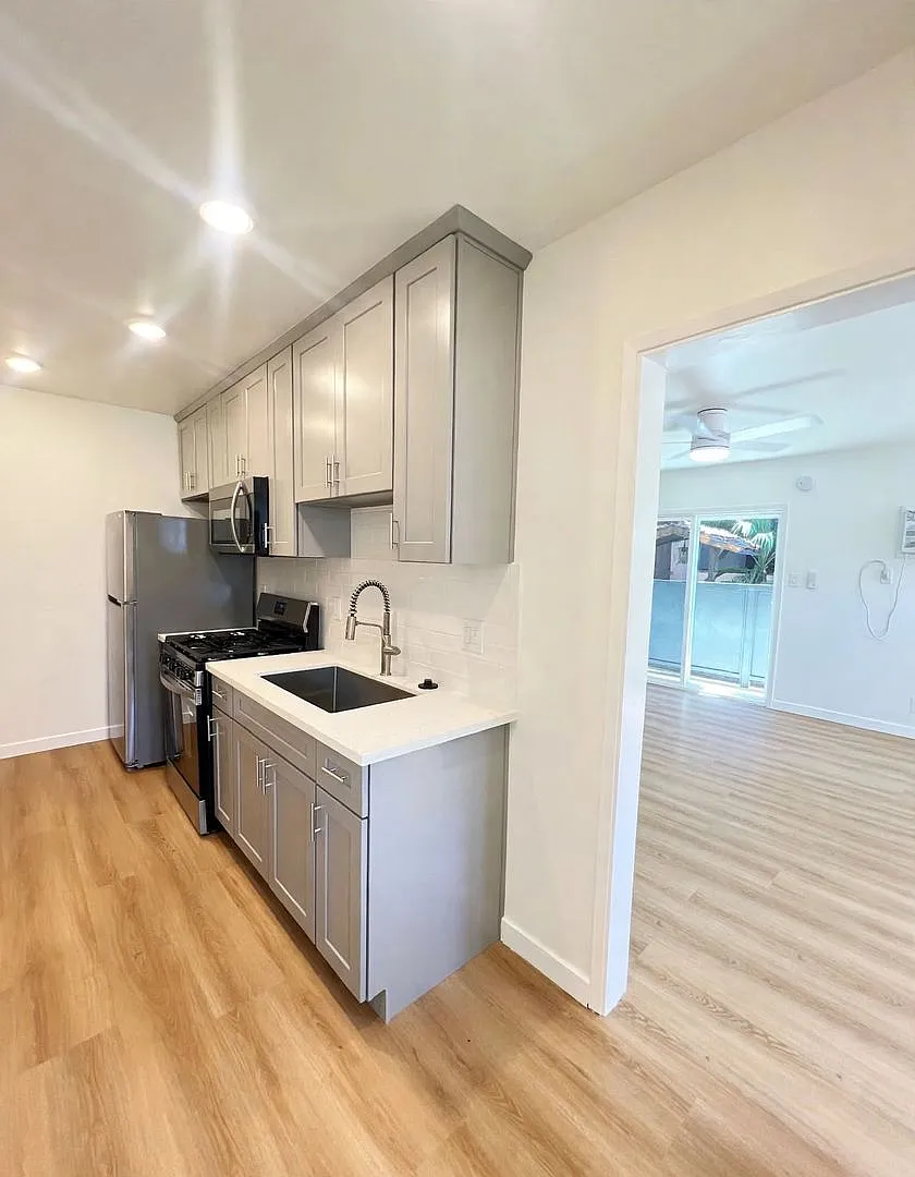 1322 & 1326 Amherst Ave — Photo 2