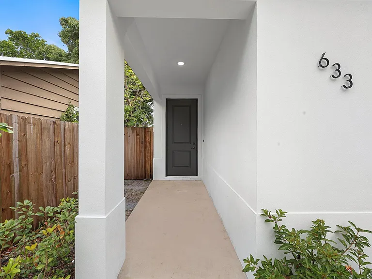 633 55th St — Photo 3