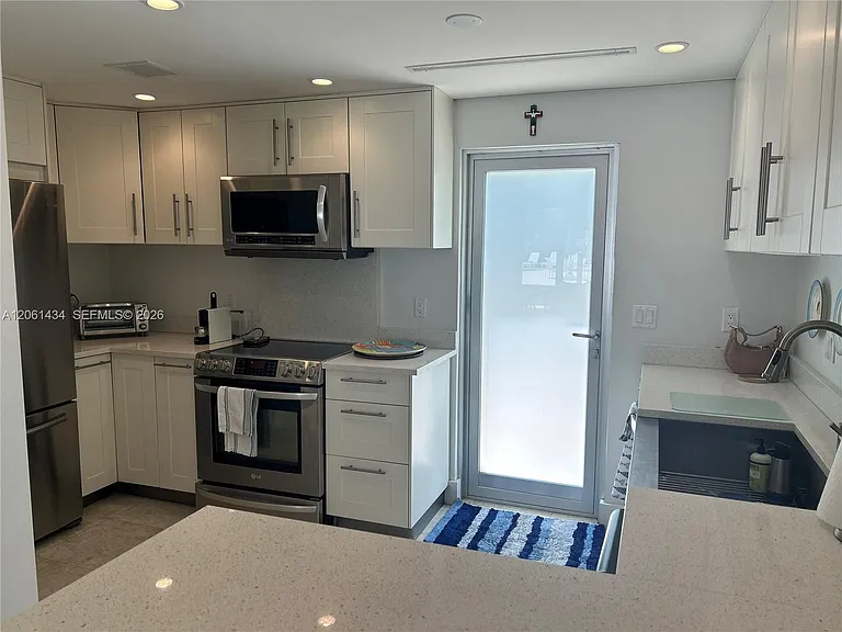 881 Ocean Dr #Townhouse 3 — Photo 6