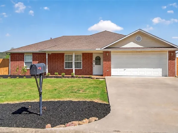 2724 Jessica Pl, Fayetteville, AR 72701