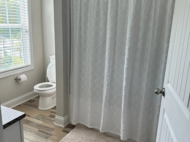 Guest/2nd bathroom upstairs