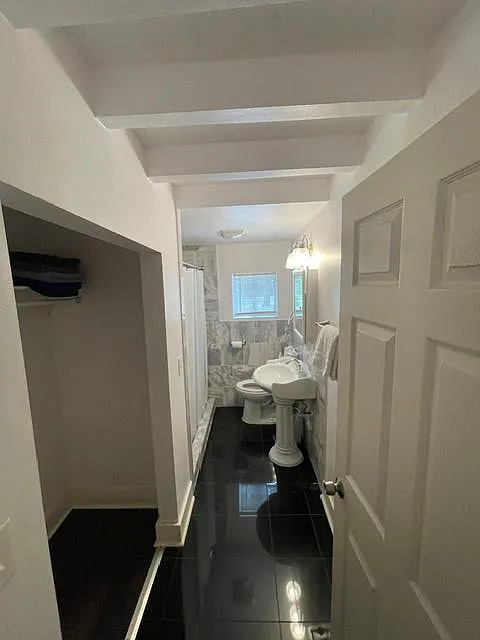 3 bed, 2.0 bath, 1612 sqft, $3,700 — Photo 4