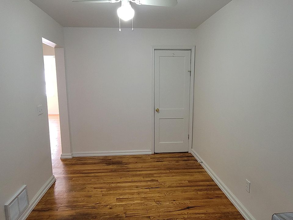 Eat-in area in kitchen with ceiling fan