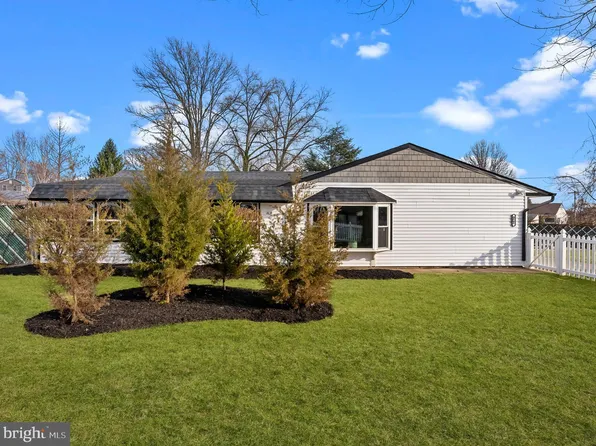 27 Marigold Cir, Levittown, PA 19054