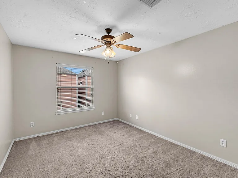 5228 Larkin St — Photo 20