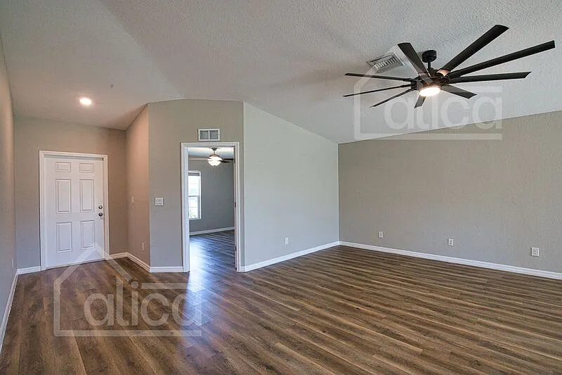 4 bed, 2.0 bath, 1883 sqft, $2,200 — Photo 4