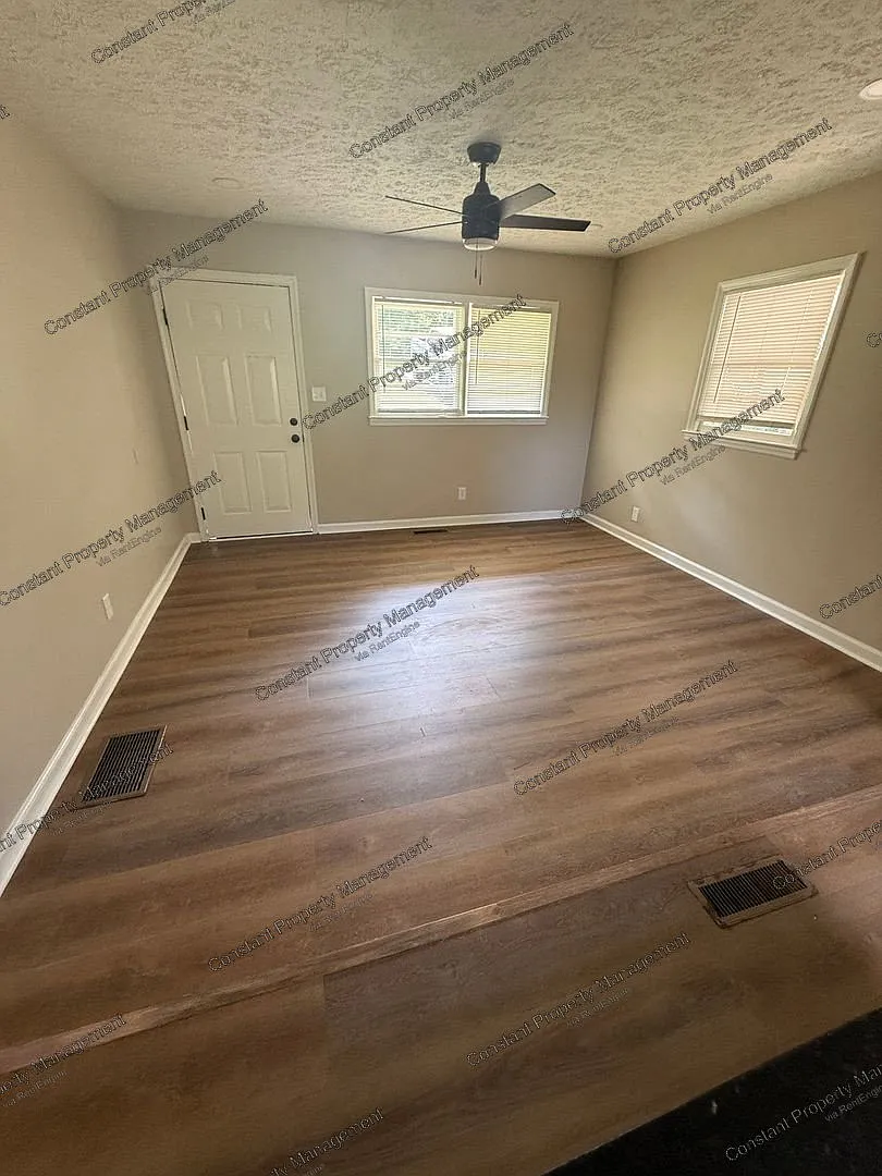 3 bed, 1.5 bath, 1200 sqft, $1,350 — Photo 2