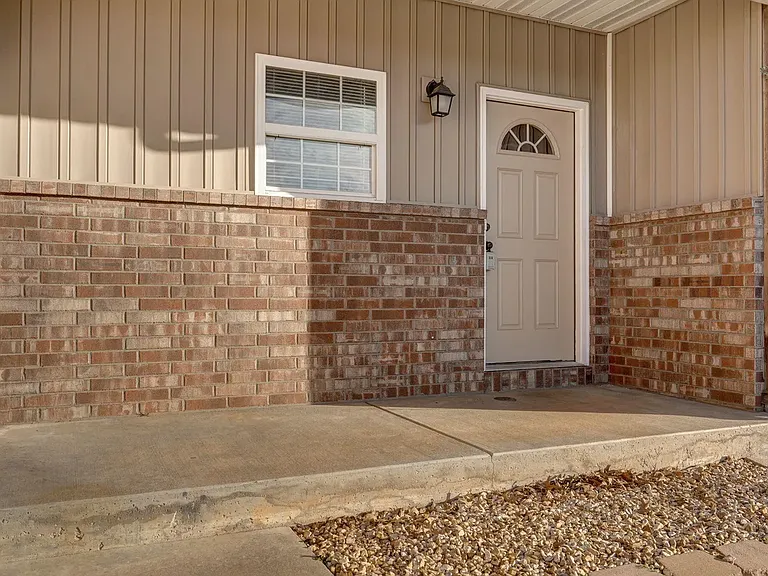 813 E Daniels St — Photo 22