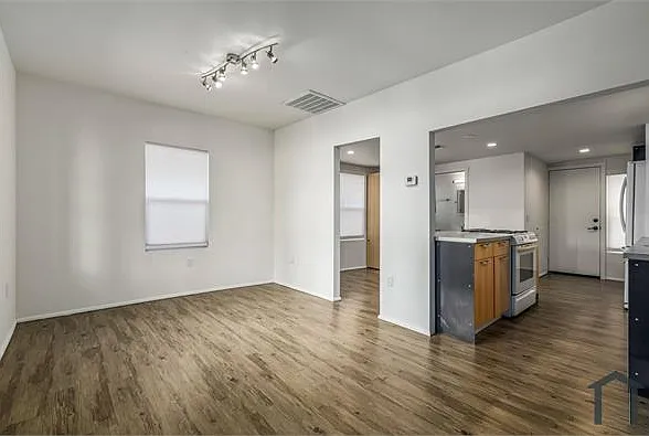 1030 E Polk St — Photo 33