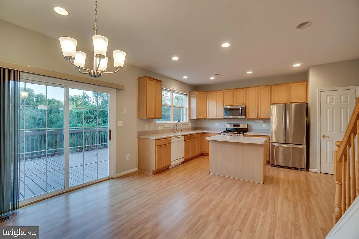 3 bed, 2.5 bath, 2151 sqft, $3,200 — Photo 2
