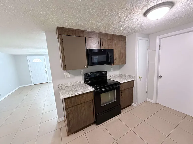 827 Carole St — Photo 5