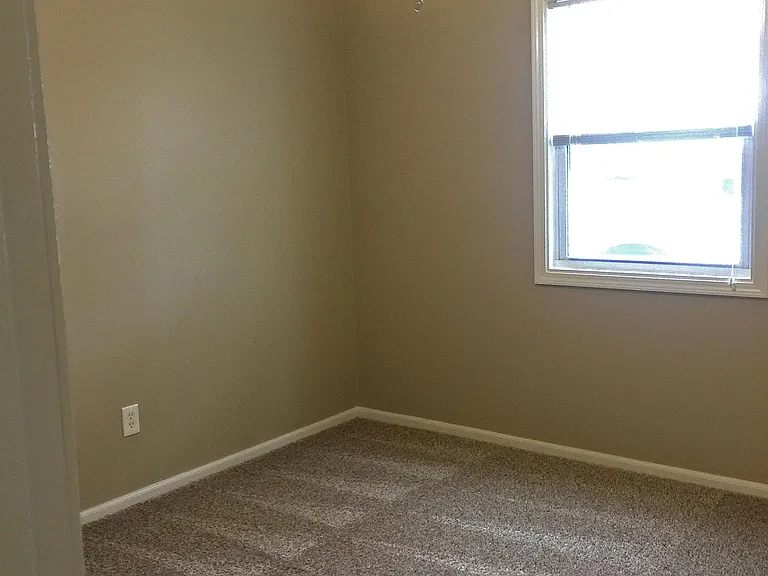 1733 Lawrence Ave — Photo 16