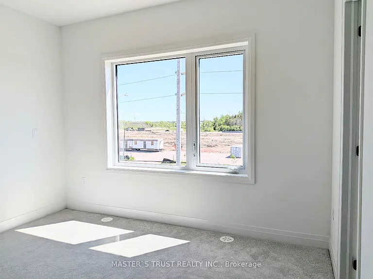 110 Grimsby Ln — Photo 17