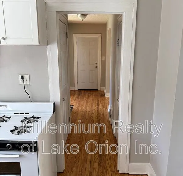 57 E Beverly Ave — Photo 2