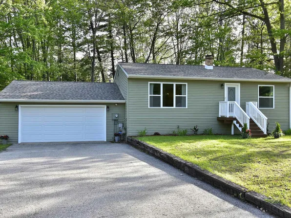 9731 Chateau St, Interlochen, MI 49643