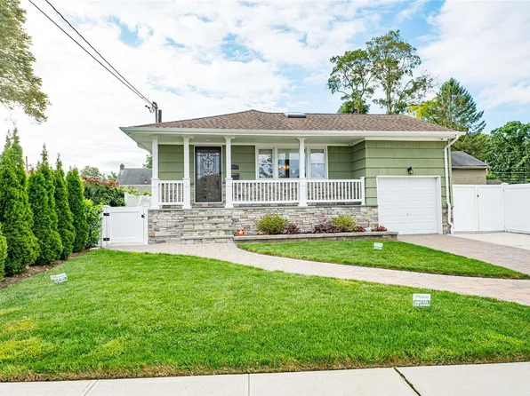 2104 Oxford Place, Merrick, NY 11566