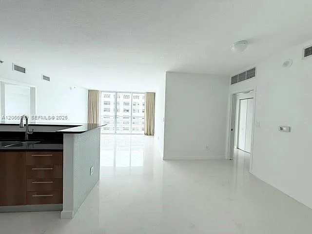One Miami East — Photo 3